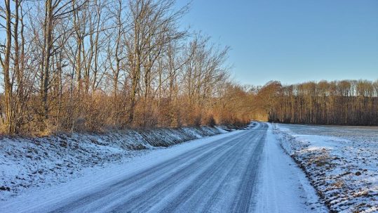 Contact Great Lakes Chloride for Ohio Salt Alternatives for Ice image shows snowy road