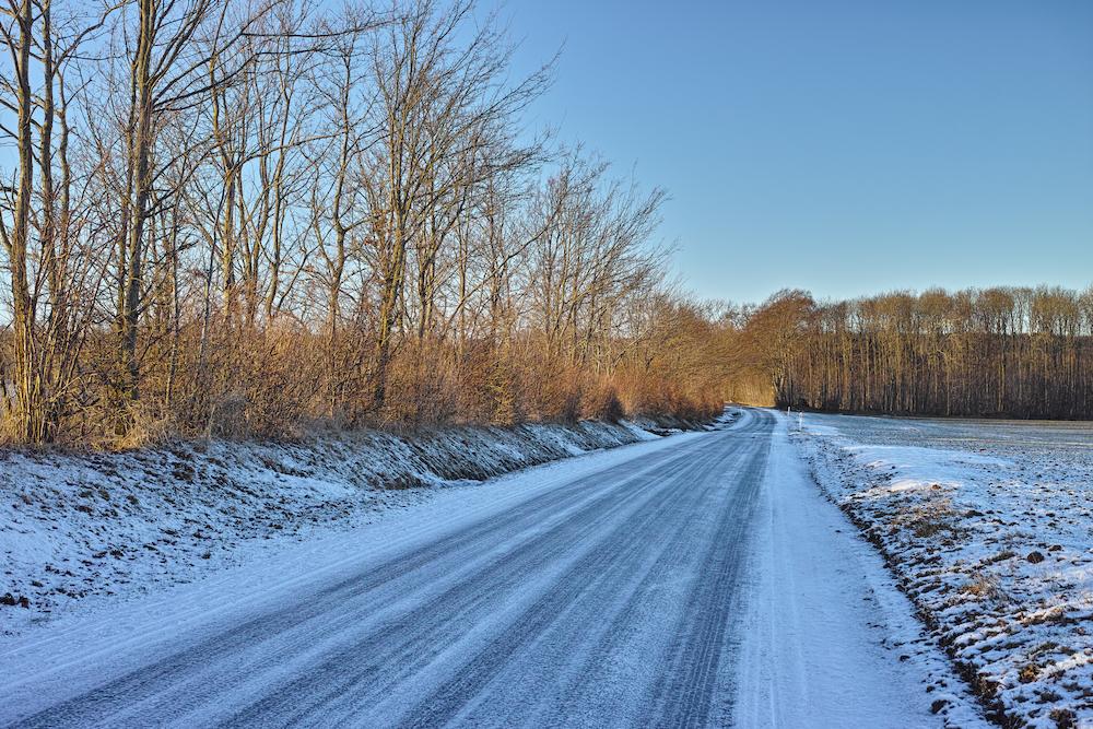 Contact Great Lakes Chloride for Ohio Salt Alternatives for Ice image shows snowy road