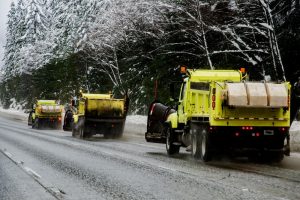 Work with an experienced Michigan Calcium Chloride Supplier in Great Lakes Chloride image shows vehicles on cleared road during winter